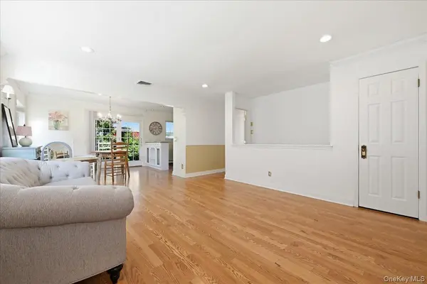 25 W Oakdale ST, Bay Shore, NY 11706