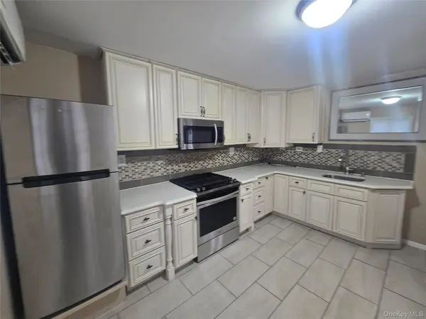 19 Cardinal LN, East Islip, NY 11730