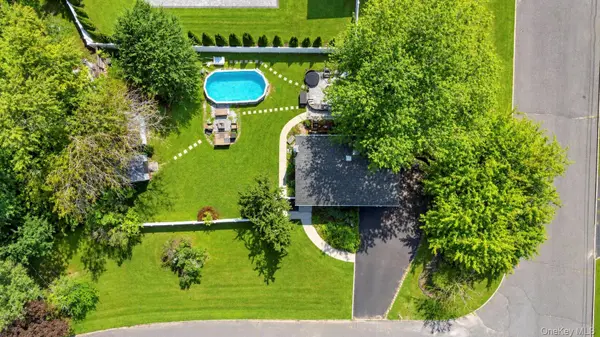 19 Badger LN, East Setauket, NY 11733