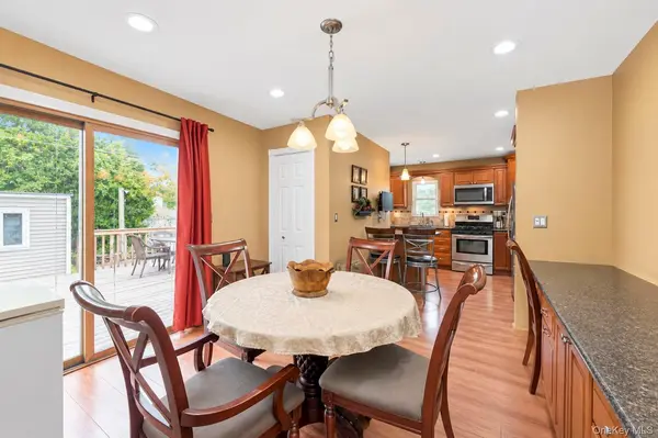 325 Beachview ST, Copiague, NY 11726
