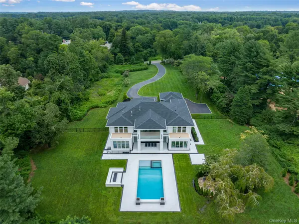 160 Hegemans LN, Old Brookville, NY 11545
