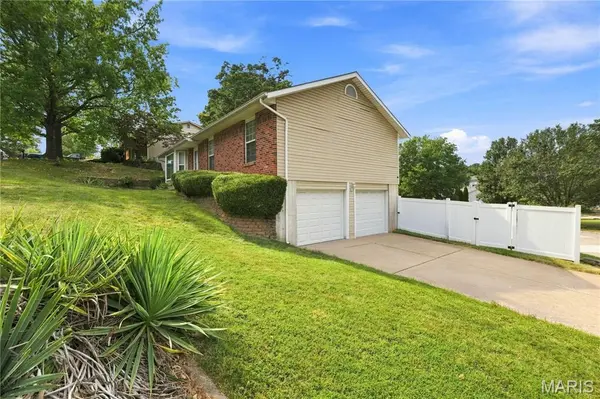 2059 Del Rio DR, Arnold, MO 63010