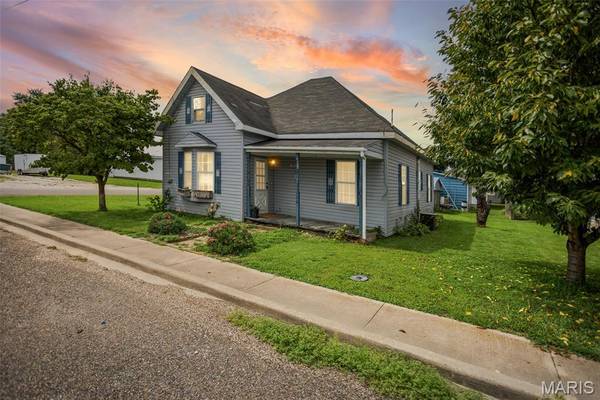 106 First ST, Pleasant Hill, IL 62366