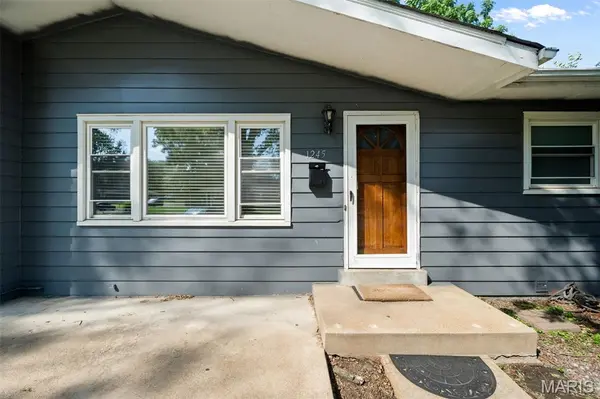 1245 Lindsay LN, Florissant, MO 63031