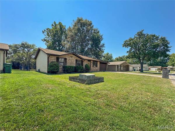 3 Adams ST, Smithton, IL 62285
