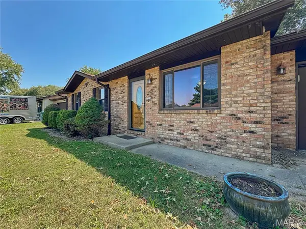 3 Adams ST, Smithton, IL 62285