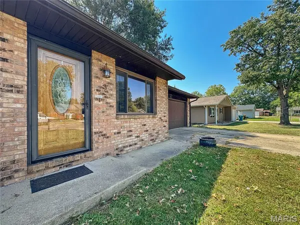 3 Adams ST, Smithton, IL 62285