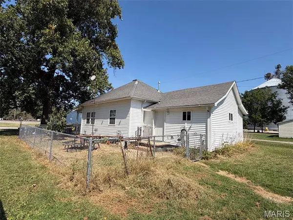 323 Talmadge ST, Witt, IL 62094