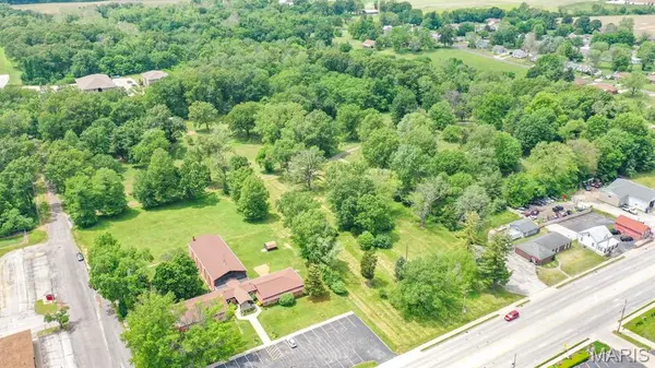 6108 Godfrey RD, Godfrey, IL 62035