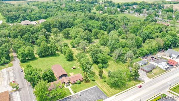 6108 Godfrey RD, Godfrey, IL 62035
