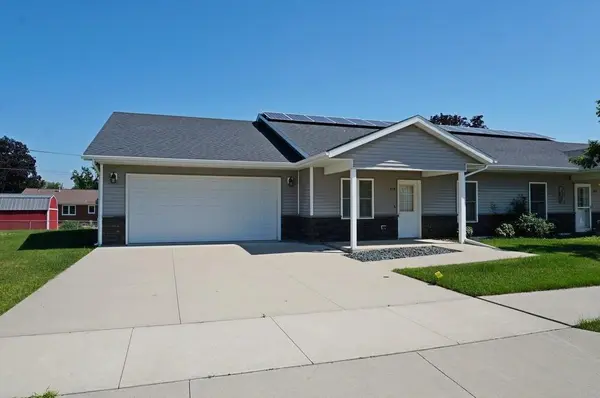 815 Parkside LN, Charles City, IA 50616