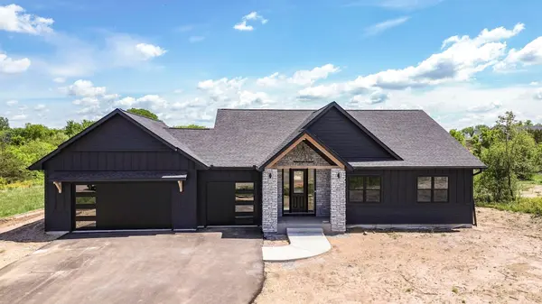 415 Moelter LN, Hudson, WI 54016