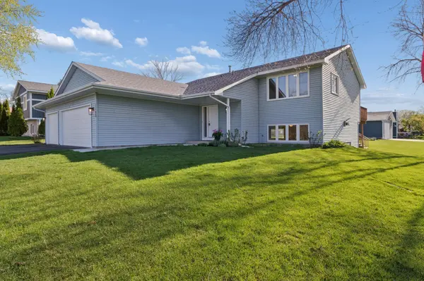 1193 Shawmut ST S, Shakopee, MN 55379