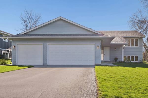 1193 Shawmut ST S, Shakopee, MN 55379