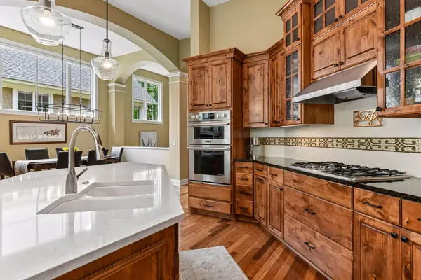 8775 Lake Riley DR, Chanhassen, MN 55317