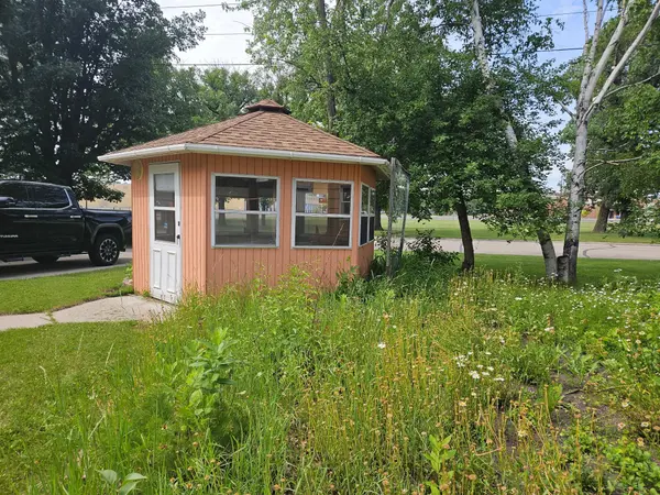 304 Arnold AVE S, Thief River Falls, MN 56701