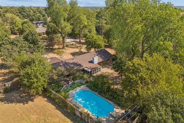 4104 Redbud LN, Edmond, OK 73034