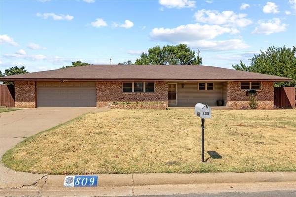 809 E Arlington AVE, Weatherford, OK 73096