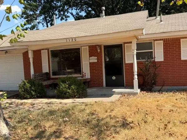 1120 Berwyck DR, Moore, OK 73160