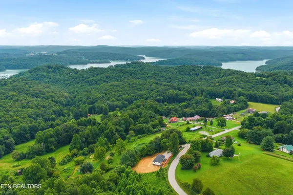 3827 Demory Rd, La Follette, TN 37766