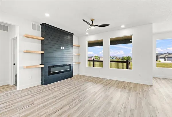 2904 E Sunnyslope St, Park City, KS 67219