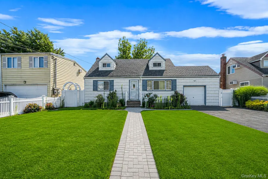 1030 N Fulton AVE, Lindenhurst, NY 11757