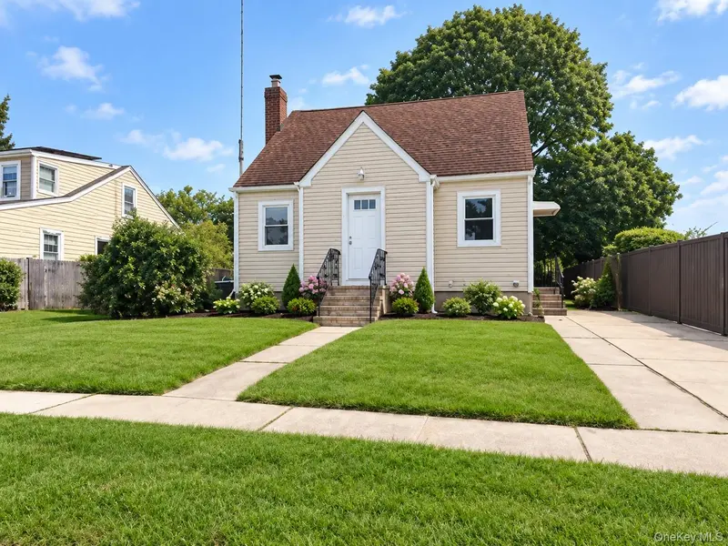 60 Howard AVE, Copiague, NY 11726