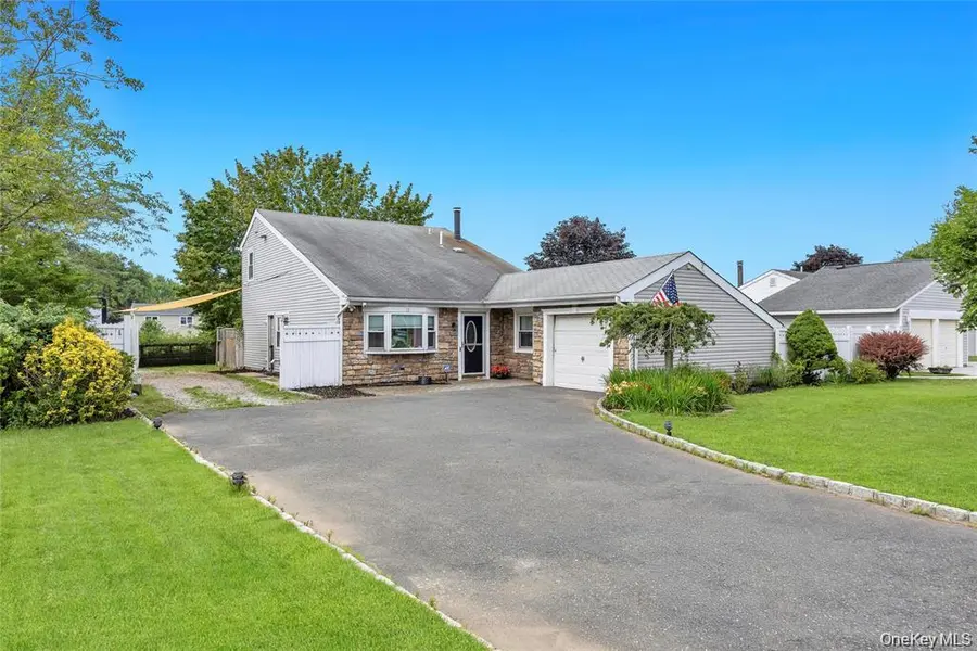 12 Handy LN, Medford, NY 11763