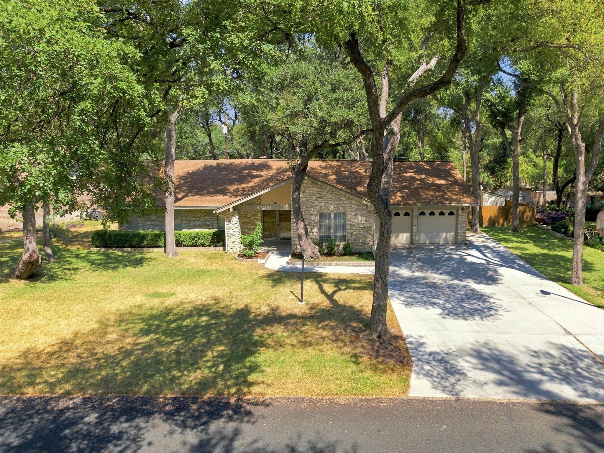9202 Shady Oaks DR, Austin, TX 78729