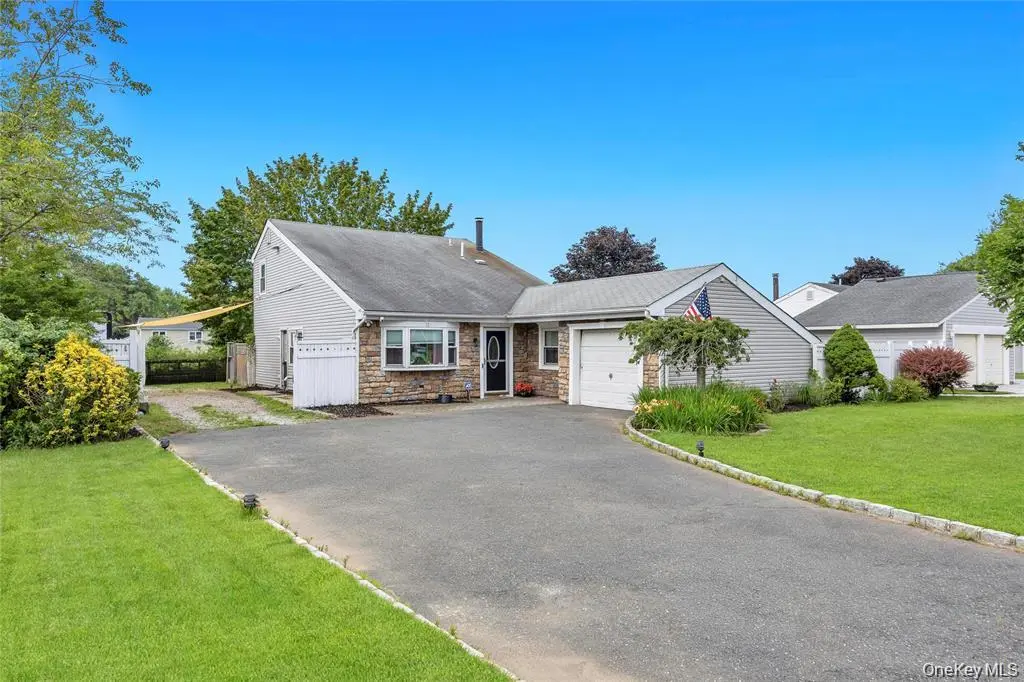 12 Handy LN, Medford, NY 11763