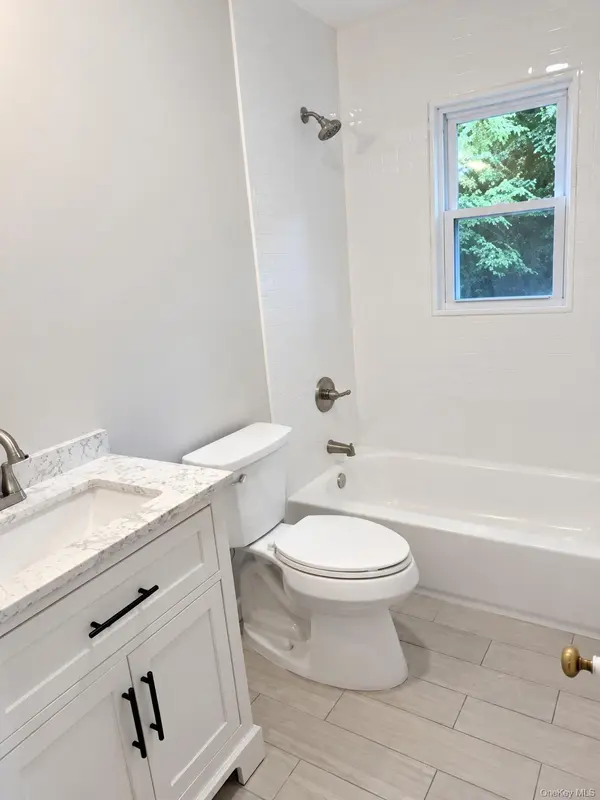 60 Howard AVE, Copiague, NY 11726