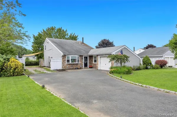 12 Handy LN, Medford, NY 11763