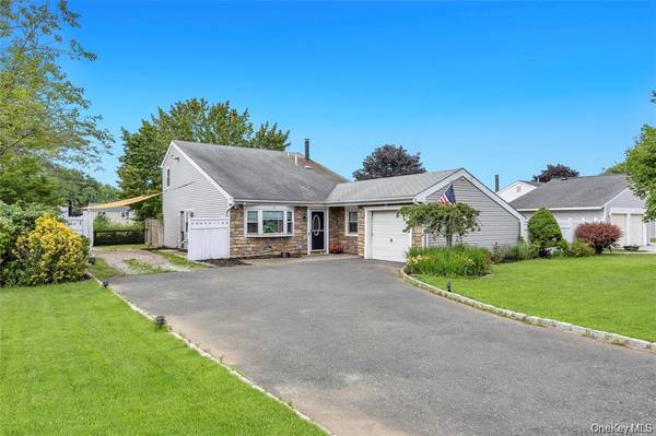 12 Handy LN, Medford, NY 11763