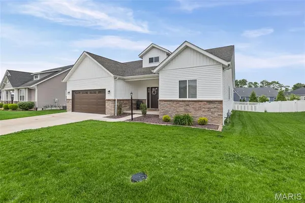 7112 Richmond DR, Glen Carbon, IL 62034