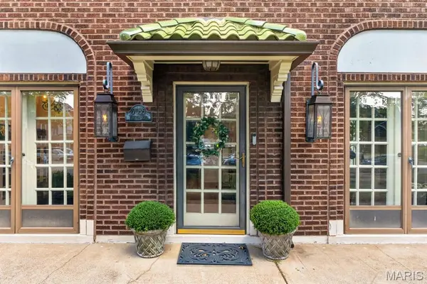 7035 Forsyth BLVD, University City, MO 63105
