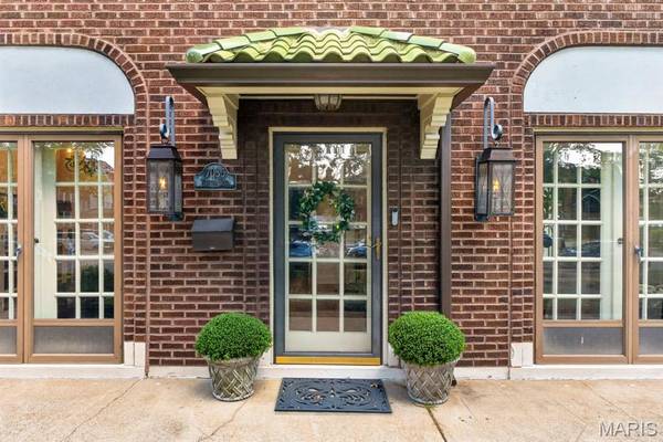 7035 Forsyth BLVD, University City, MO 63105