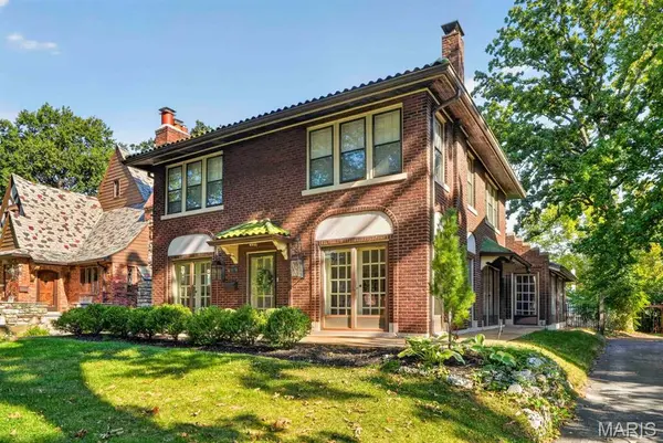 7035 Forsyth BLVD, University City, MO 63105
