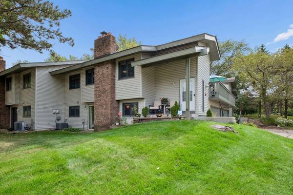 9535 Hartford CIR, Eden Prairie, MN 55347