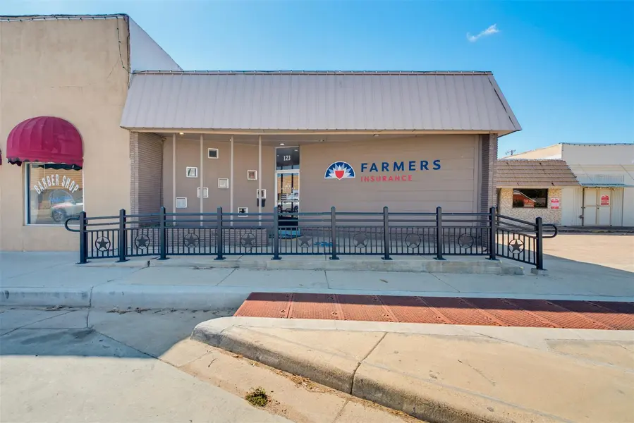 123 W Cameron Ave, Rockdale, TX 76567