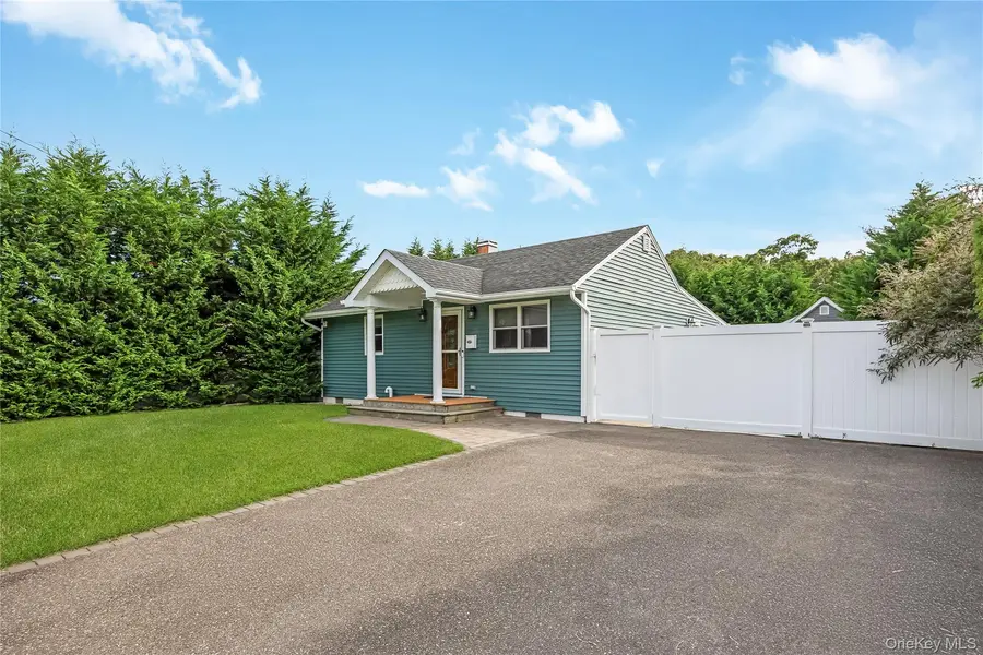 28 Academy LN, Oakdale, NY 11769