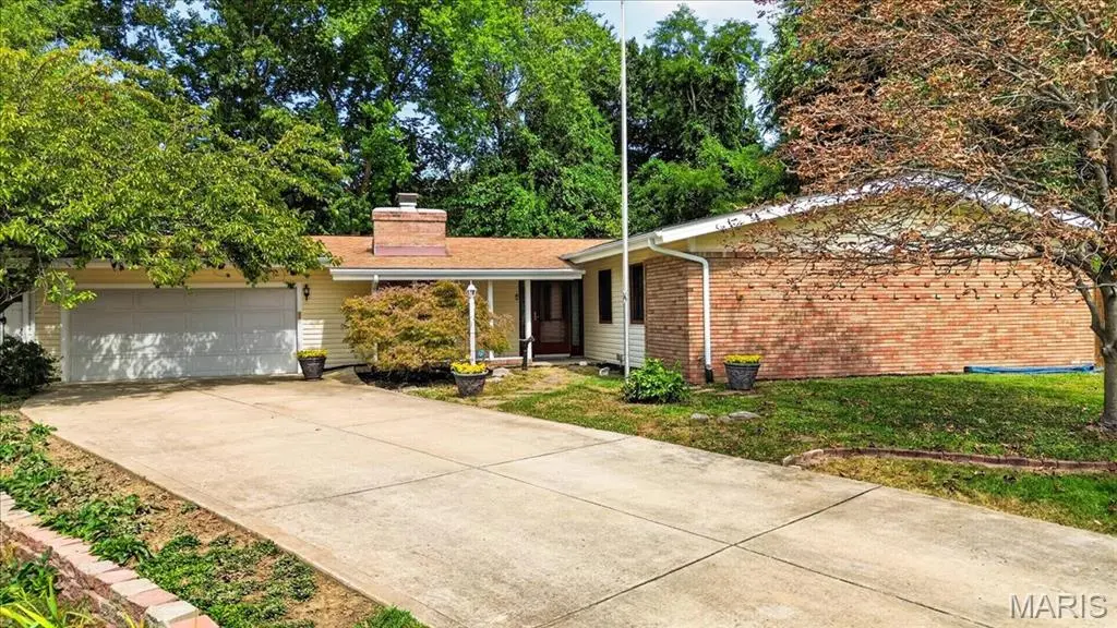 1639 Red Gate LN, St Louis, MO 63146