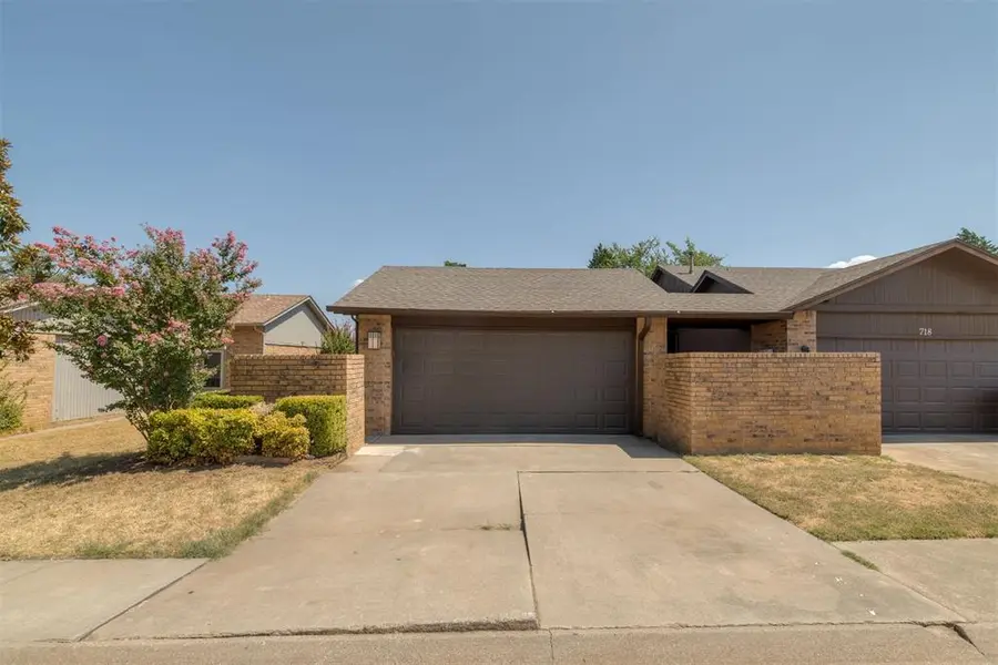 716 Stonecroft CIR, Edmond, OK 73034