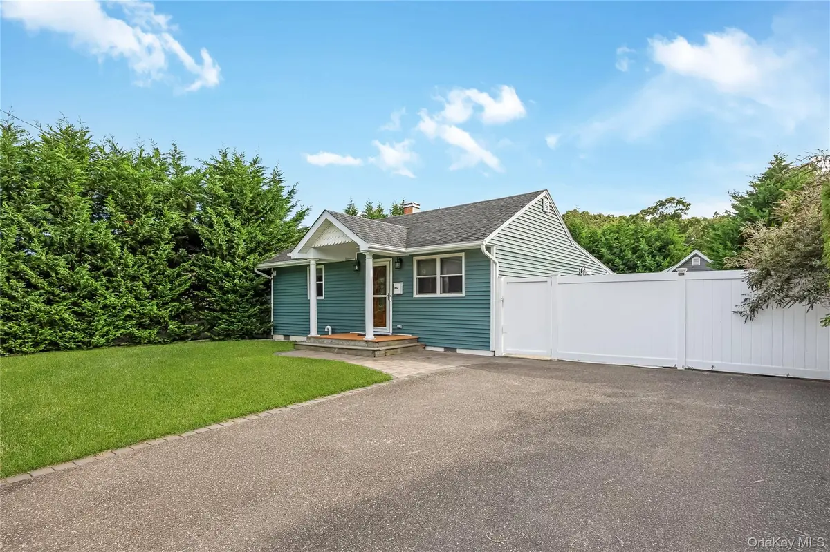 28 Academy LN, Oakdale, NY 11769
