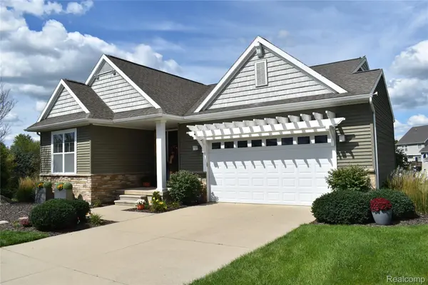 1281 Cambridge CIR, Williamston, MI 48895
