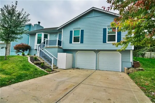 1616 NE Tawny DR, Lee's Summit, MO 64086