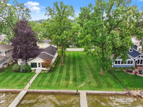 8267 E Highland View DR, Syracuse, IN 46567-9528