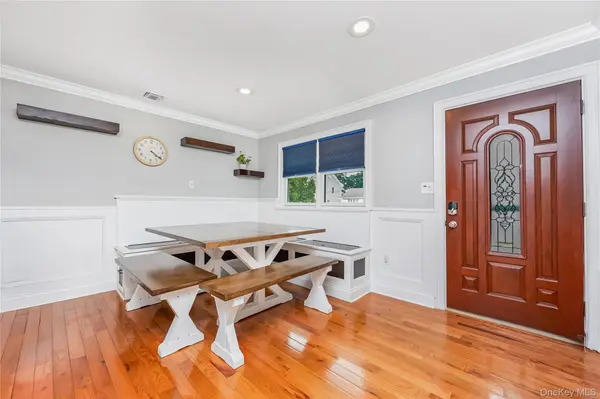 28 Academy LN, Oakdale, NY 11769