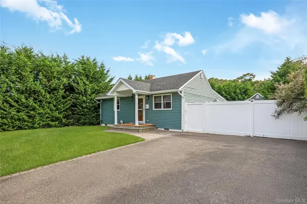 28 Academy LN, Oakdale, NY 11769