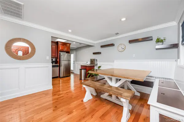 28 Academy LN, Oakdale, NY 11769