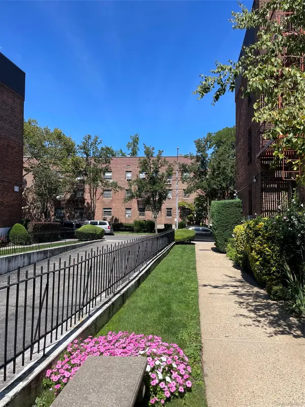 215-40 47 #3B, Bayside, NY 11361